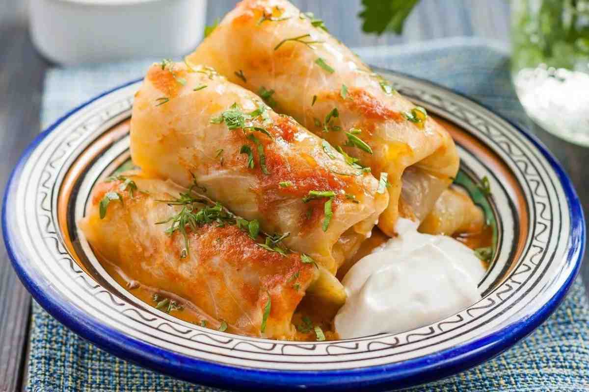 Trockene Kohlrouladen ohne Ausdruck verabschieden sich kalt. Ich füge dem Hackfleisch ein paar Löffel Flüssigkeit hinzu, die ich sowieso zur Hand habe.