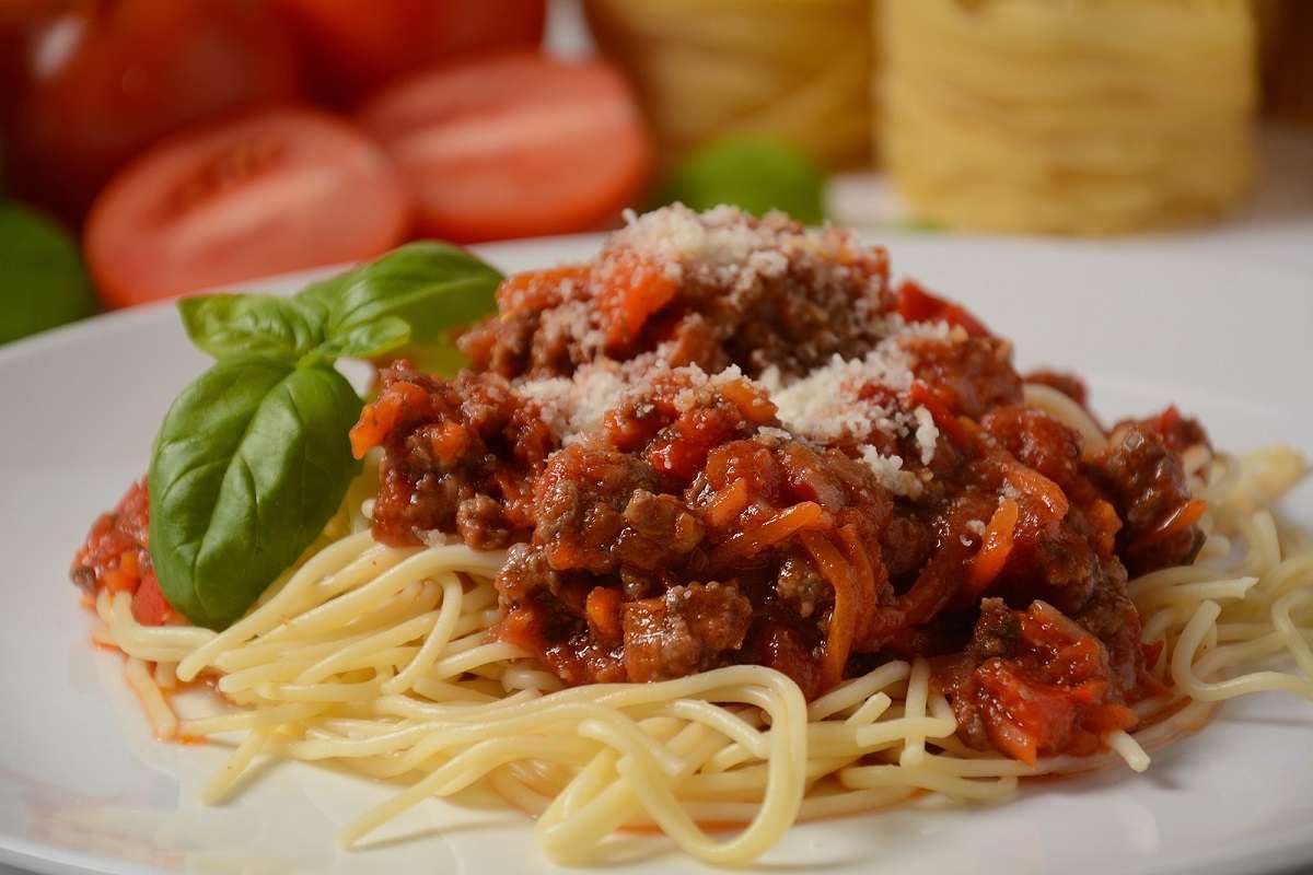 Ein leckeres Gericht, ähnlich wie Bolognese-Sauce, aber noch besser – Tomatensauce mit Hackfleisch.