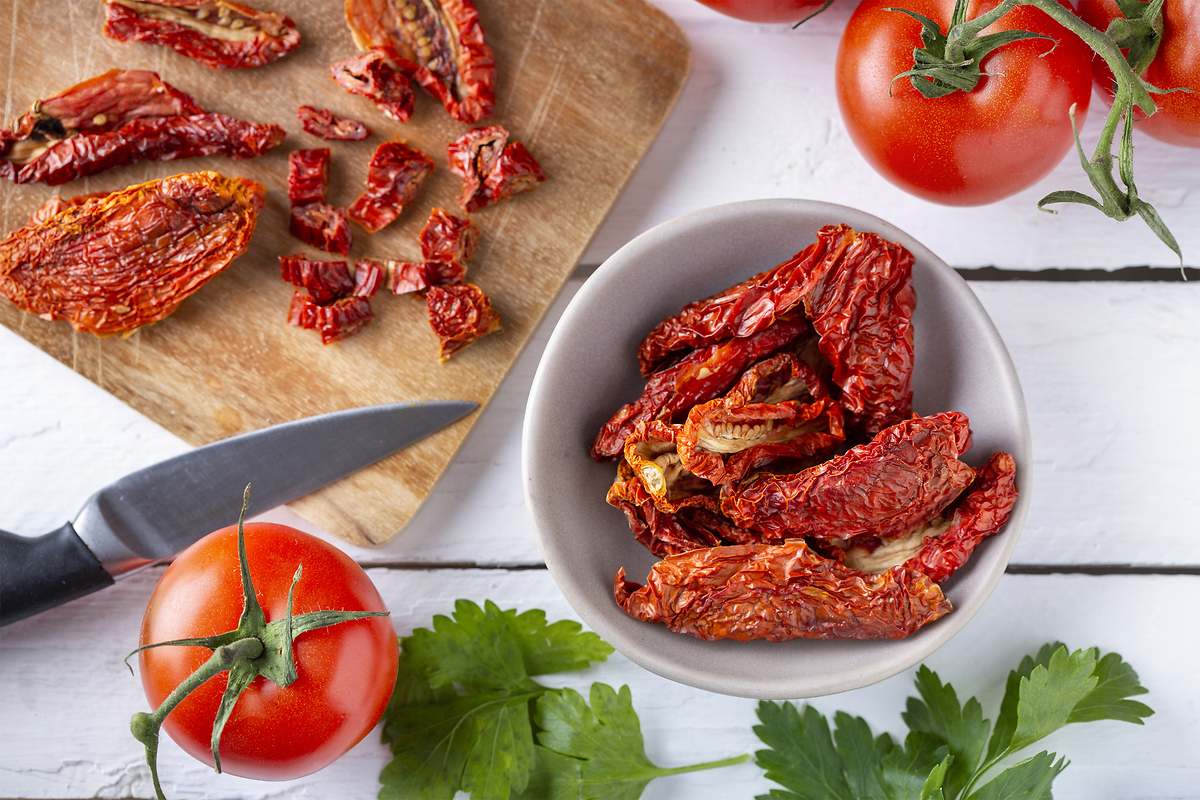 Hausgemachte getrocknete Tomaten: ein preiswertes Rezept, mit dem Sie ganz einfach ein köstliches und vielseitiges Luxusprodukt zubereiten können.
