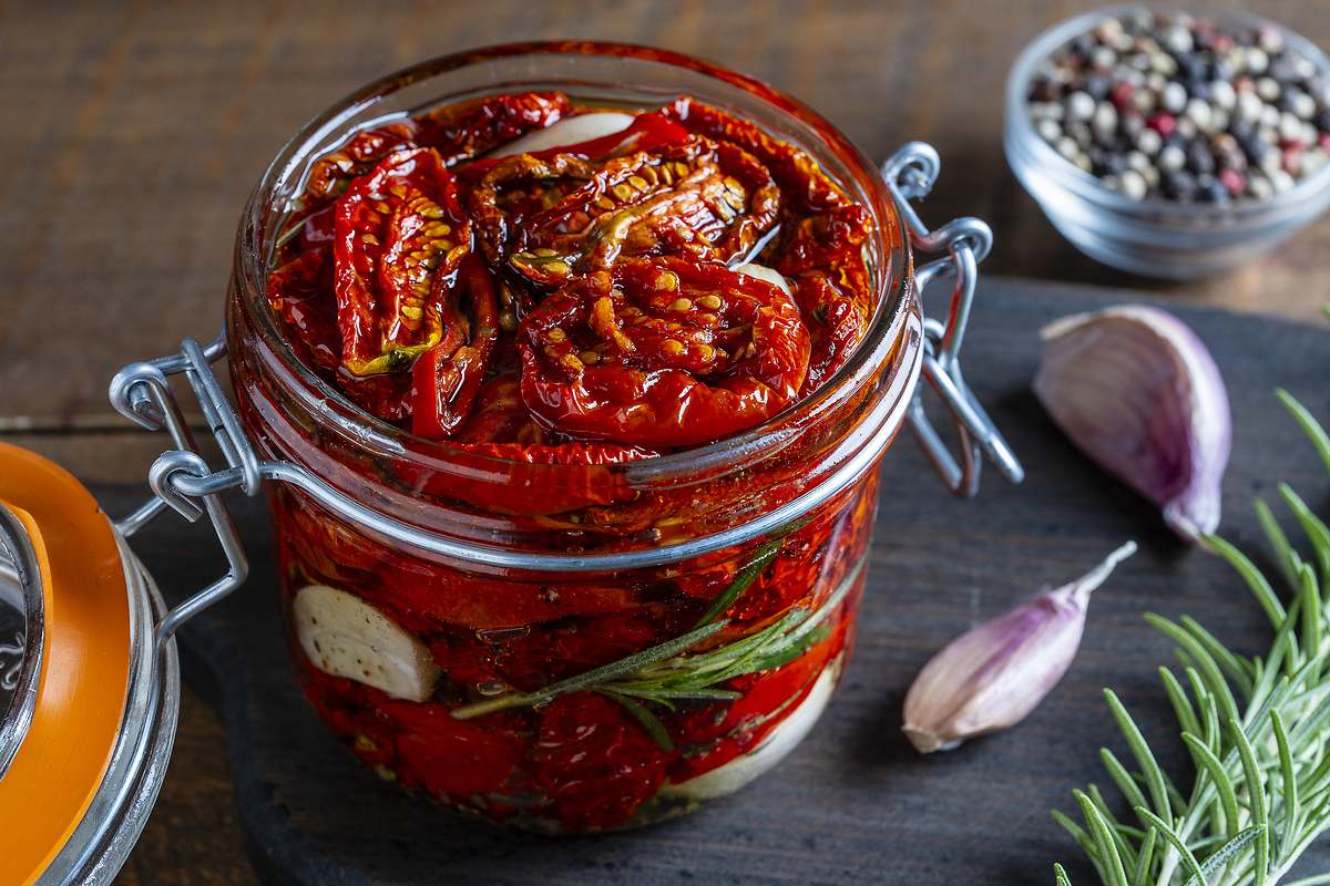 Hausgemachte getrocknete Tomaten: ein preiswertes Rezept, mit dem Sie ganz einfach ein köstliches und vielseitiges Luxusprodukt zubereiten können.