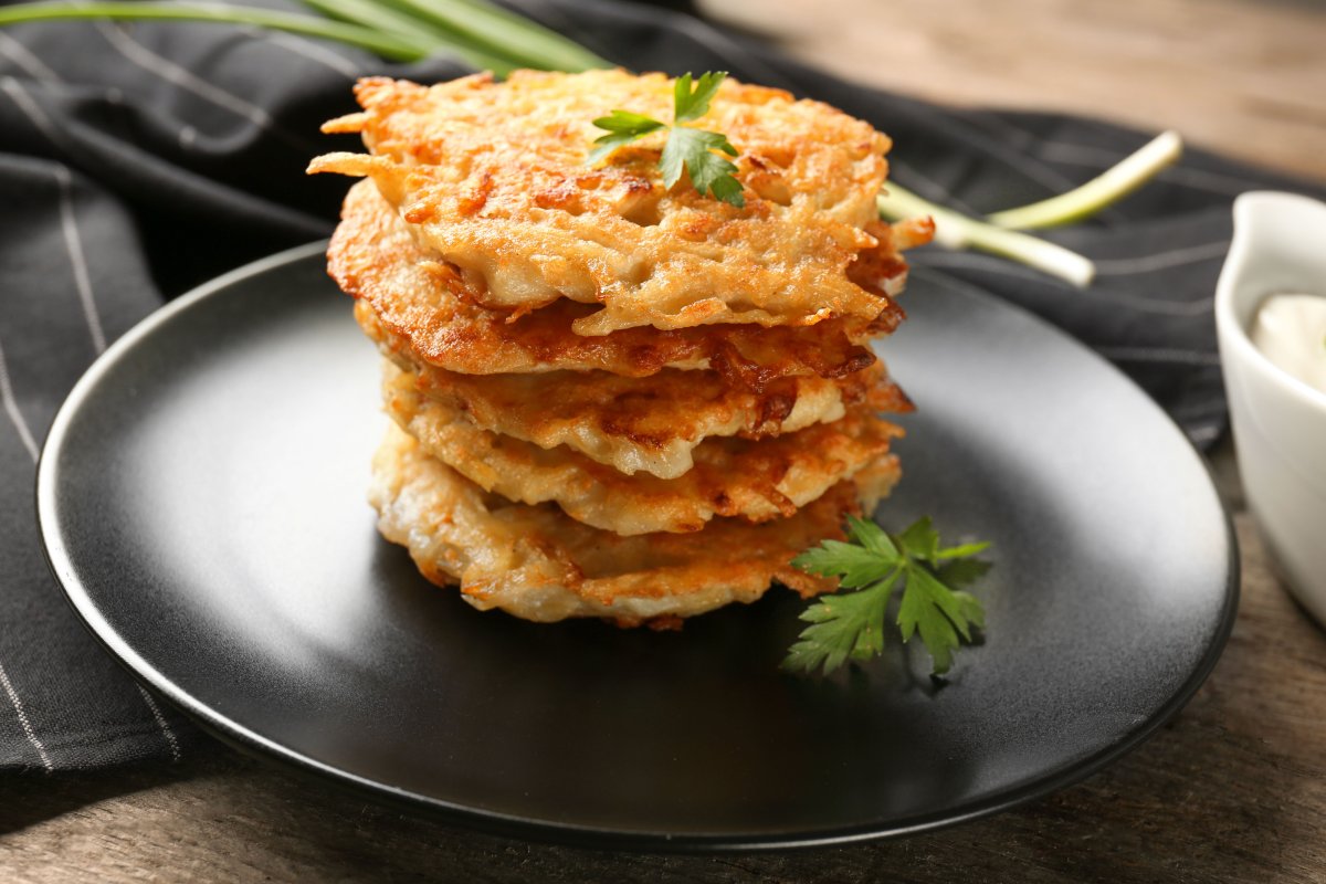 Ich reibe sie für Kartoffelpuffer. So werden sie lecker und knusprig.