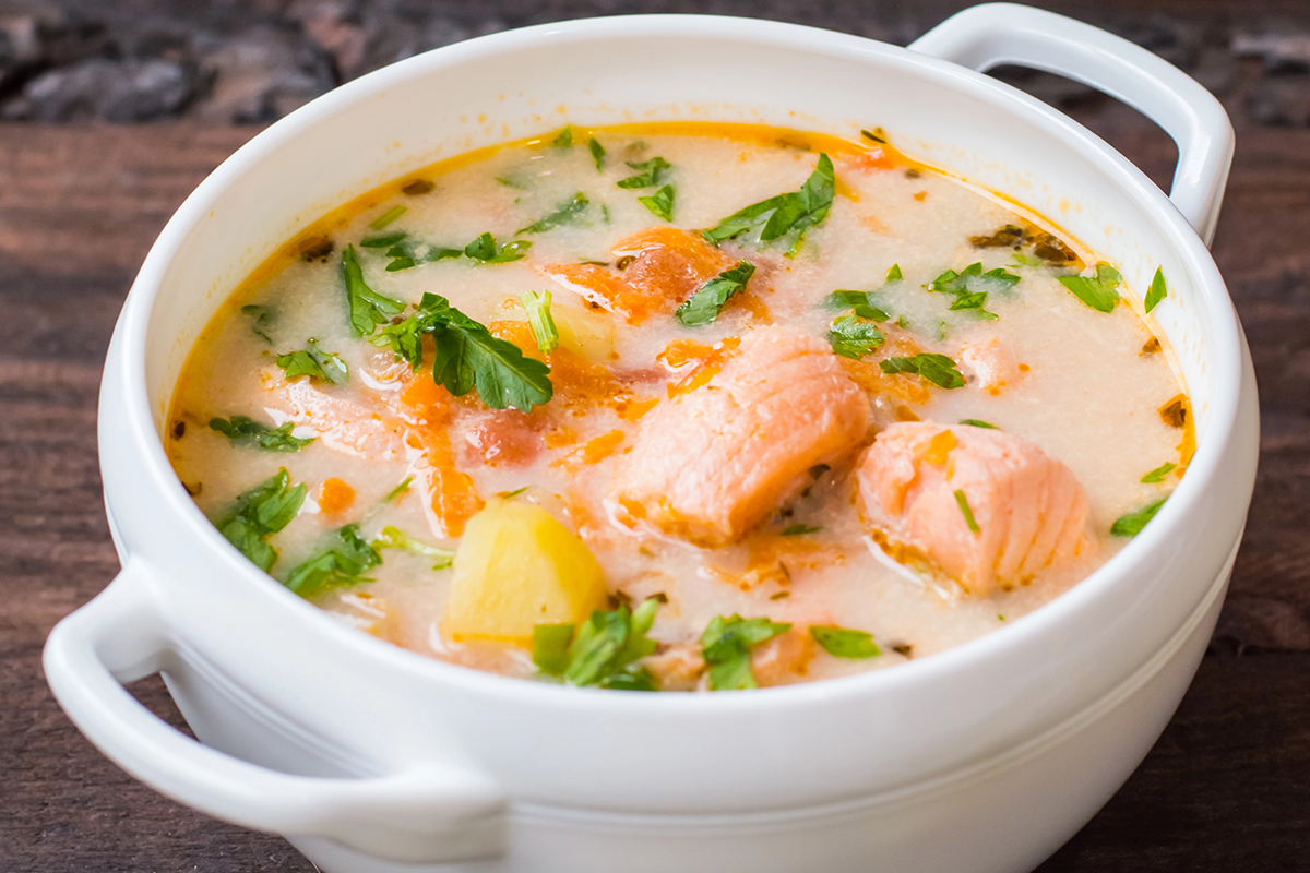 Cremig, sättigend und mit Lachs. Rezept für Fischsuppe nach skandinavischer Art