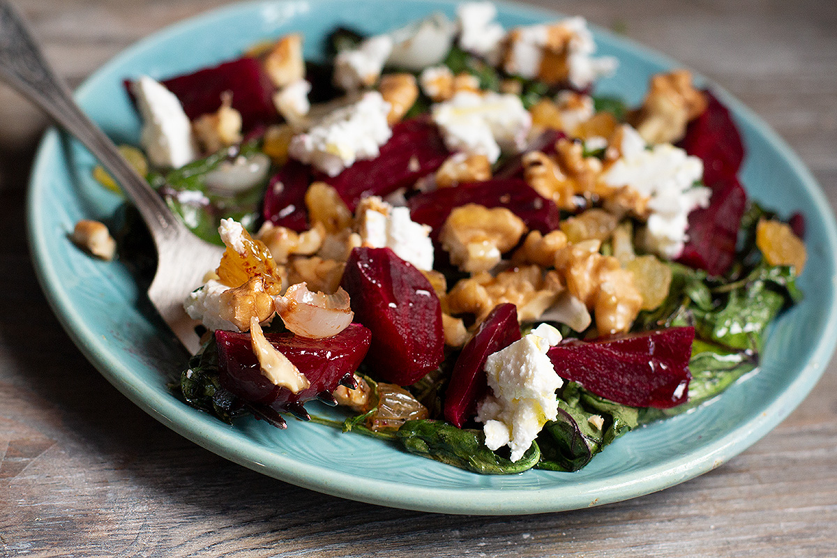 Achten Sie auf Ihre Darmgesundheit! Bereiten Sie einen Salat aus Rote Beete, Feta und Nüssen zu, der reich an Ballaststoffen ist.
