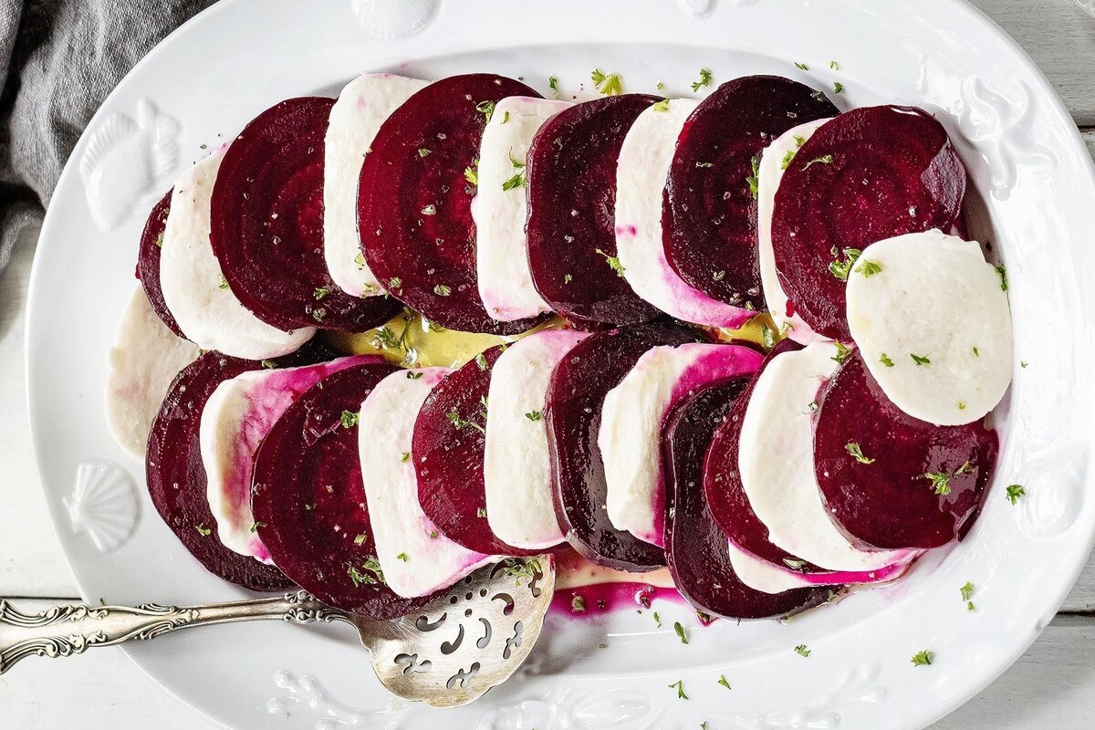 Rote-Bete-Salat in einer neuen Version. Er ist so lecker, dass ich ihn jetzt ständig zubereite