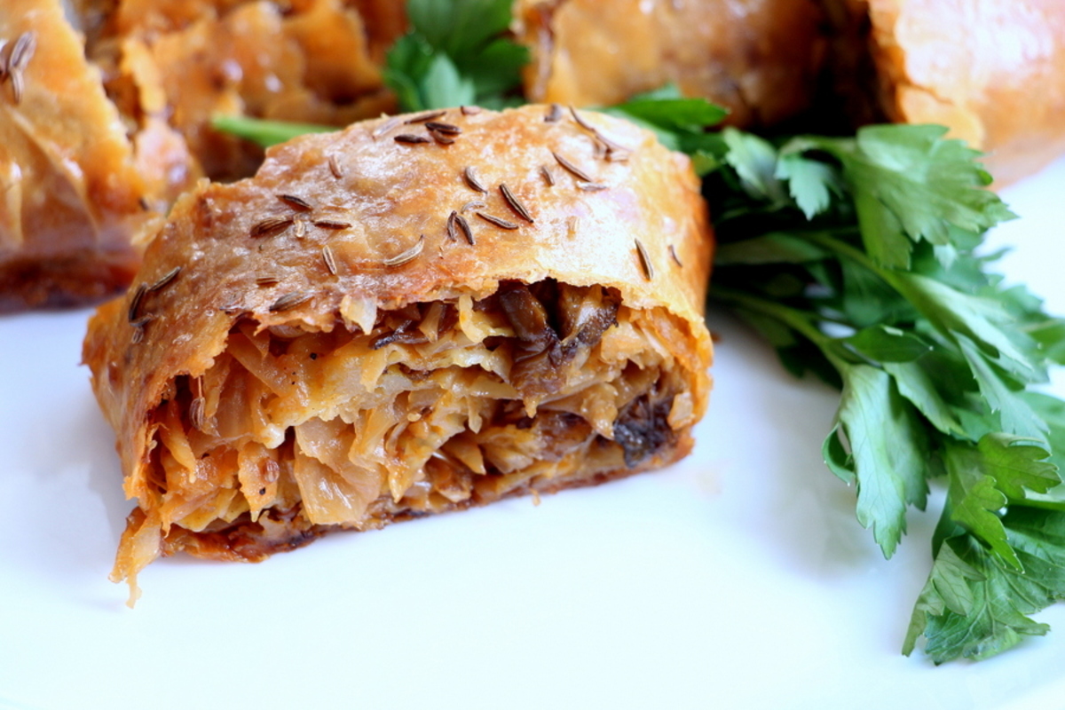 Anstelle von Äpfeln fülle ich ihn mit einer herzhaften Füllung. Das Ergebnis ist ein köstlicher Strudel