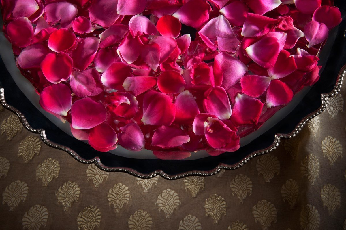 Rosenblätter und Zucker kochen: Warum ist das empfehlenswert und wozu dient es?