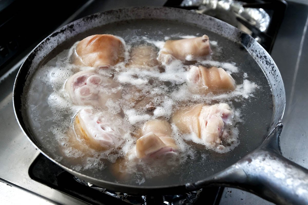 Schweinefüße nach Navarra-Art: ein traditionelles Rezept Schritt für Schritt