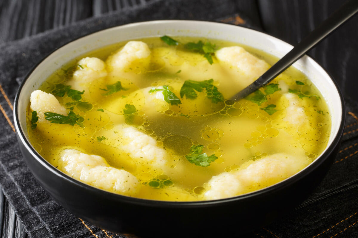 Ich mache Klöße statt Nudeln. Selbst mit Brühe kann man satt werden