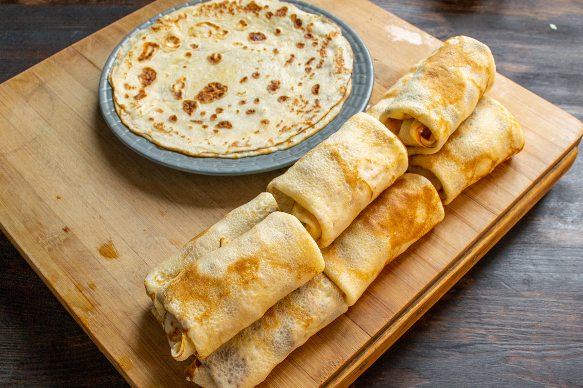 Alle füllen sie in Teigtaschen, aber du wickelst sie in Pfannkuchen. Diese geniale Füllung ist im Handumdrehen zubereitet.