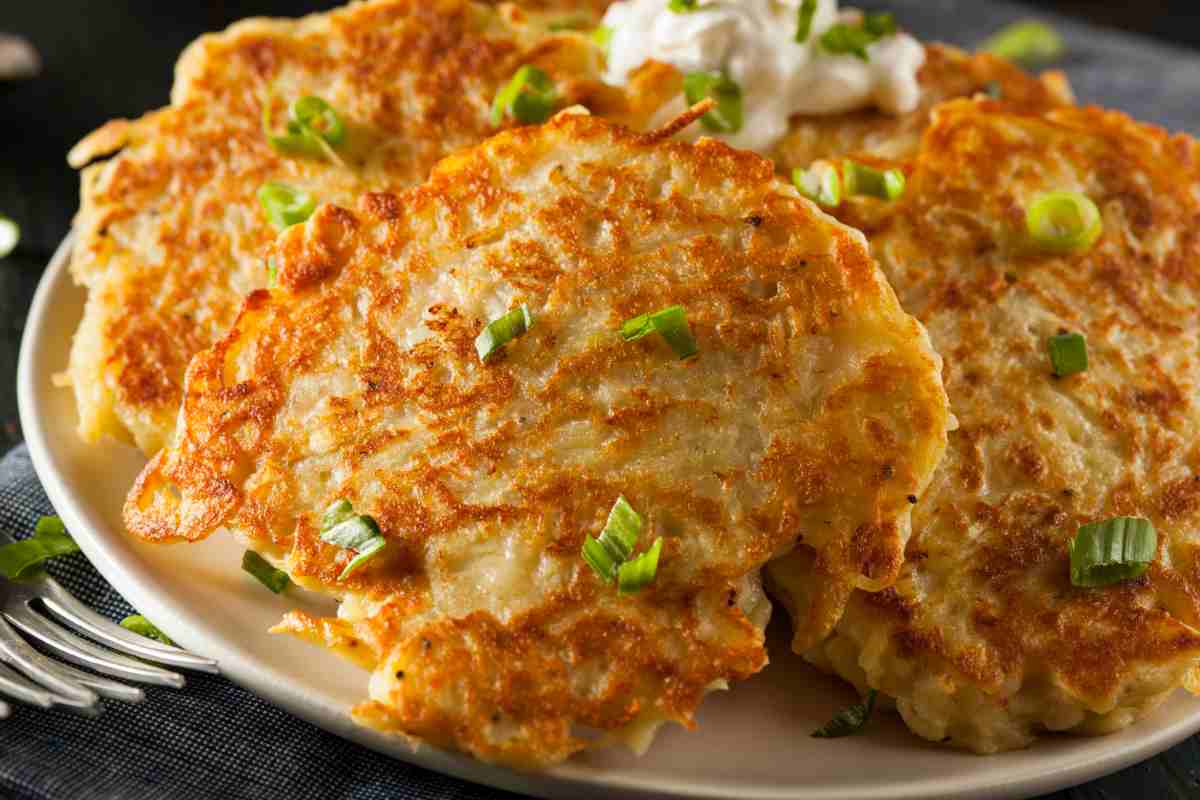 Ich reibe sie anstelle von Kartoffeln und mache daraus leckere Pfannkuchen. Das beste Gericht für ein Herbstessen