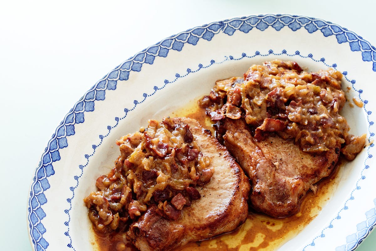 Ein exquisites Schweinekotelett, das nicht nur das Auge erfreut, sondern auch Fleischliebhabern garantiert schmeckt.