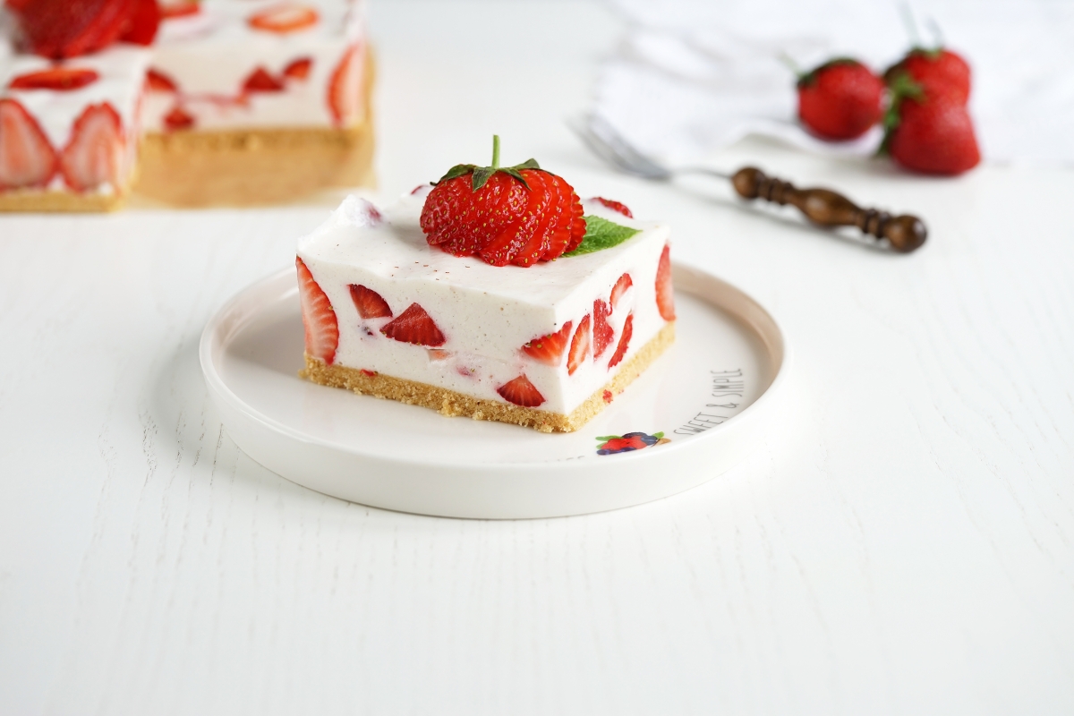 Rezept für eine gefrorene Torte mit Erdbeeren und Sahne, ideal für den November