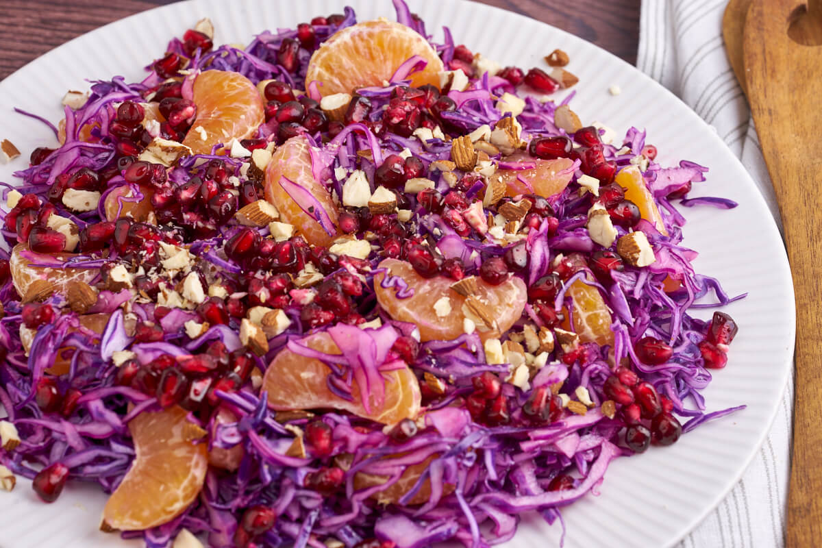 Fügen Sie rote Körner zum Salat hinzu. Ein unverzichtbares Produkt in der Ernährung von Menschen über 50