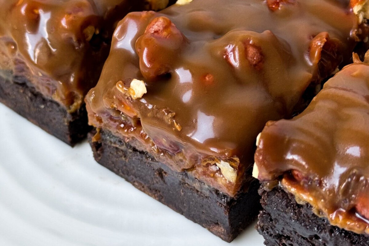 Brownies, Nüsse und Karamell in einem Gericht. Ihre Gäste werden bestimmt nach mehr verlangen.