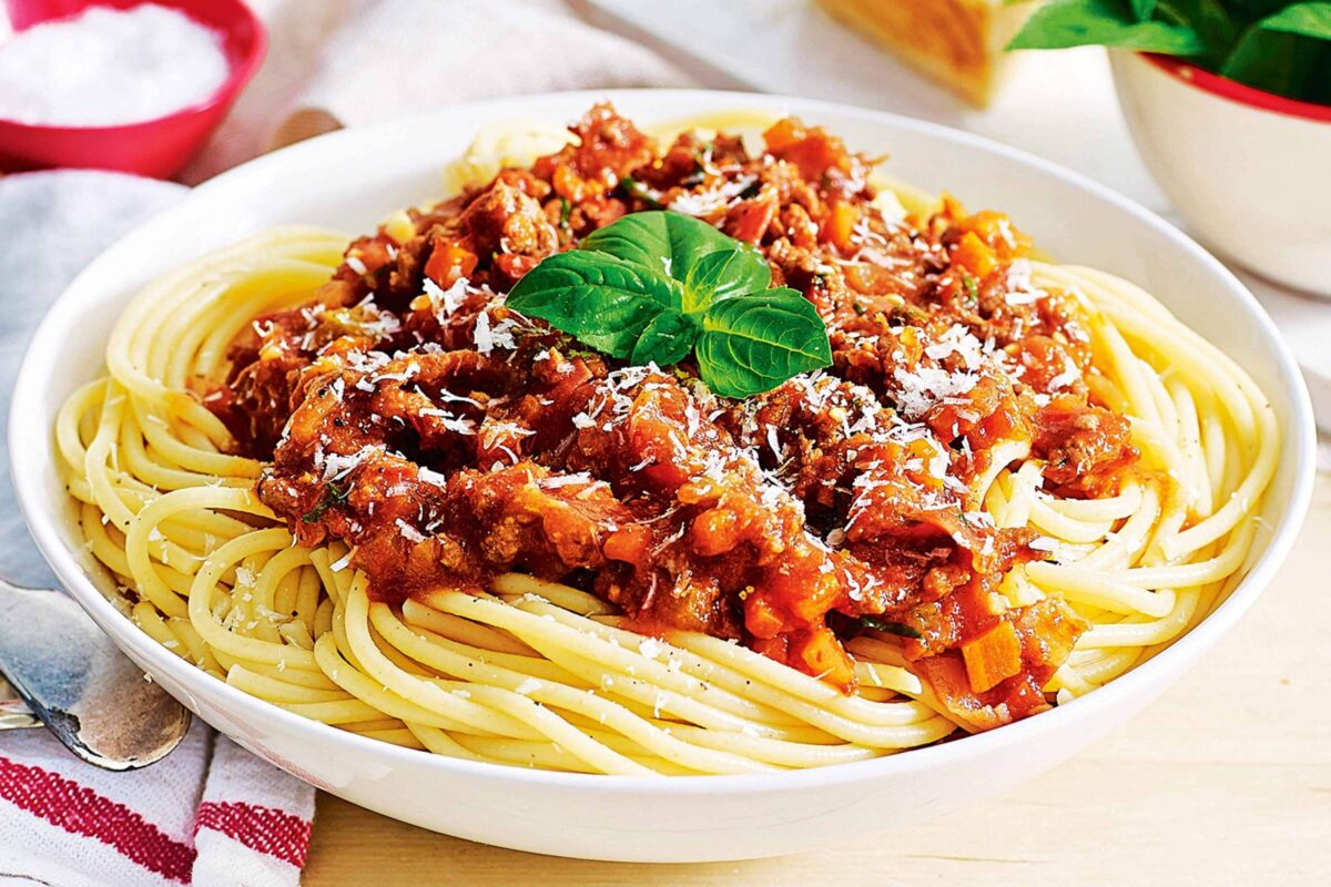 Ein leckeres Gericht, ähnlich wie Bolognese-Sauce, aber noch besser – Tomatensauce mit Hackfleisch.