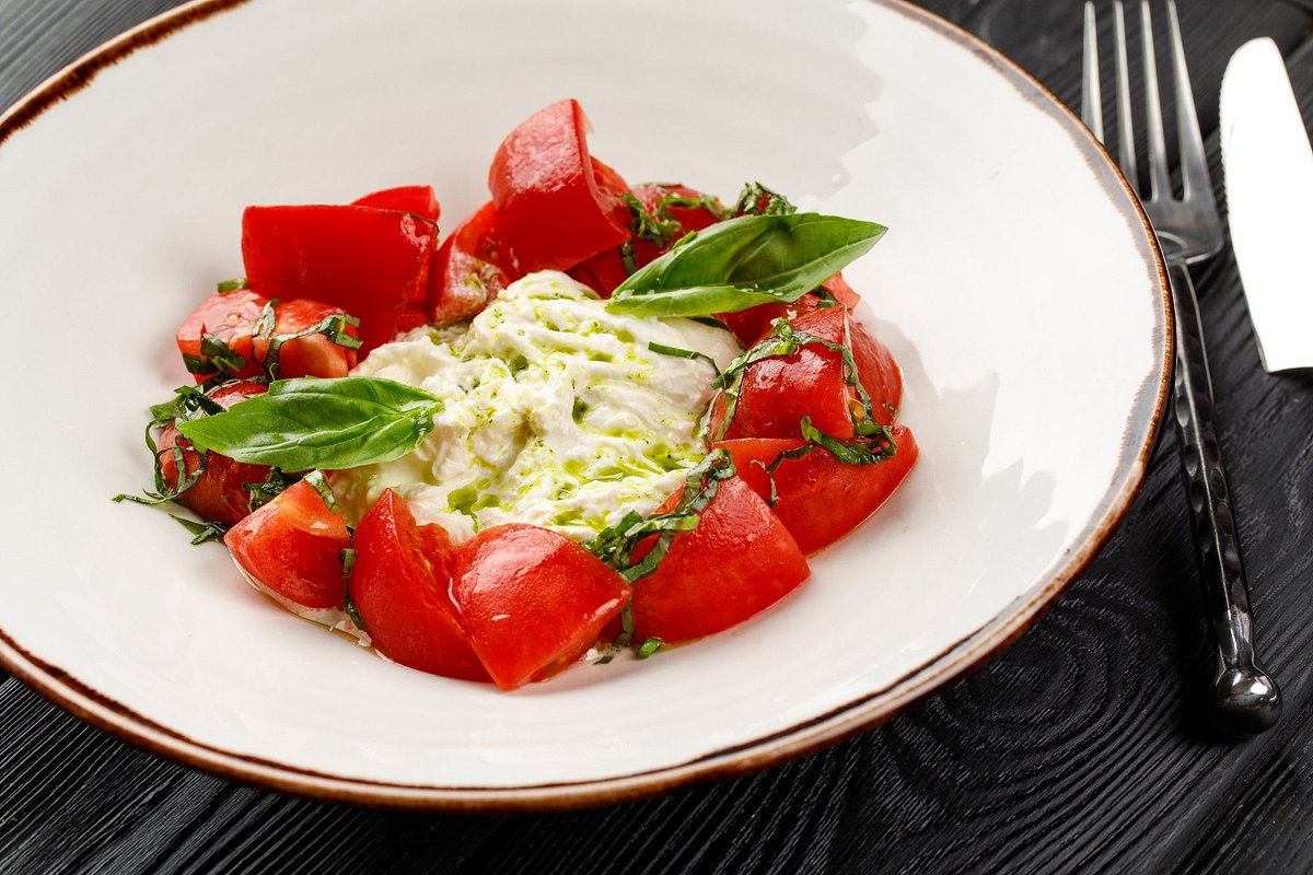 Fügen Sie sie zu Tomaten hinzu, und Sie beugen einem Schlaganfall vor. Sie erhalten das Beste und Gesündeste aus ihnen.
