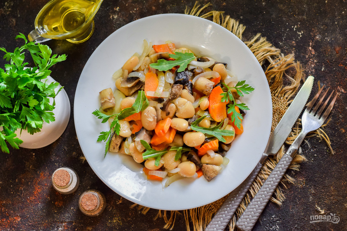 Für die Zubereitung dieses Gerichts aus Pilzen und Hülsenfrüchten benötigen Sie nur drei Zutaten. Es eignet sich sowohl für festliche Anlässe als auch für das Mittagessen unter der Woche.