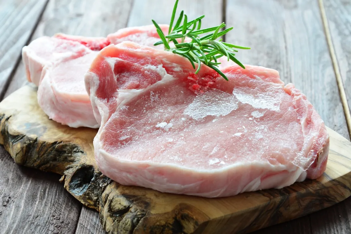 So tauen 90 % der Menschen Fleisch auf: Ein Fehler, der Sie Ihre Gesundheit kosten kann