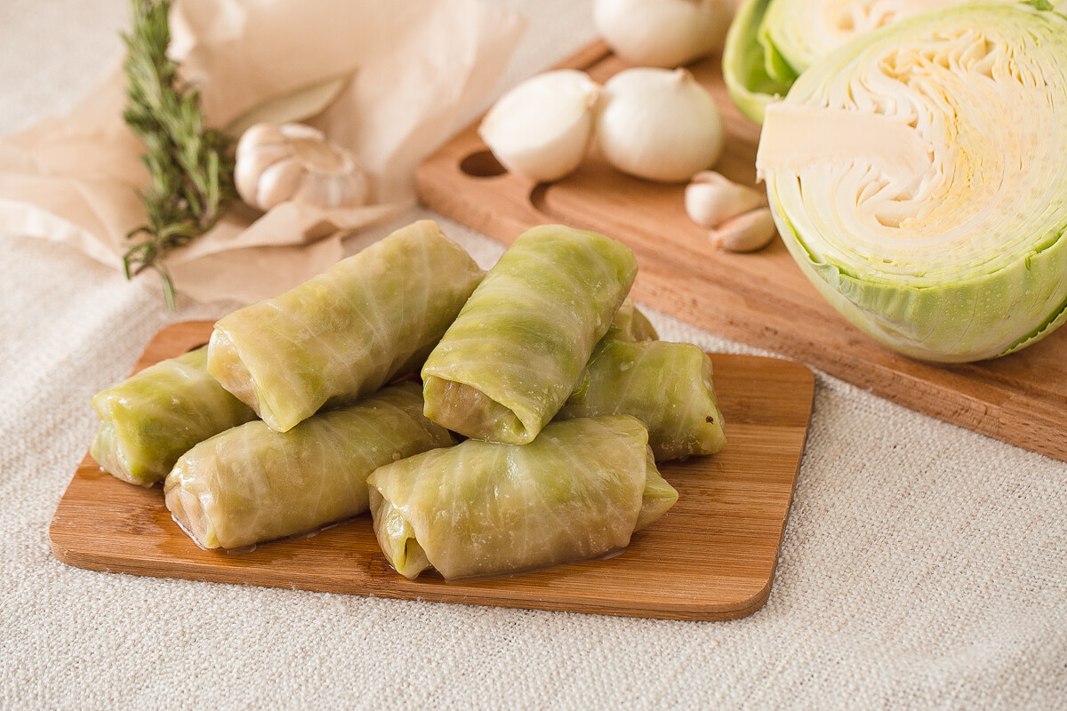 Trockene Kohlrouladen ohne Ausdruck verabschieden sich kalt. Ich füge dem Hackfleisch ein paar Löffel Flüssigkeit hinzu, die ich sowieso zur Hand habe.
