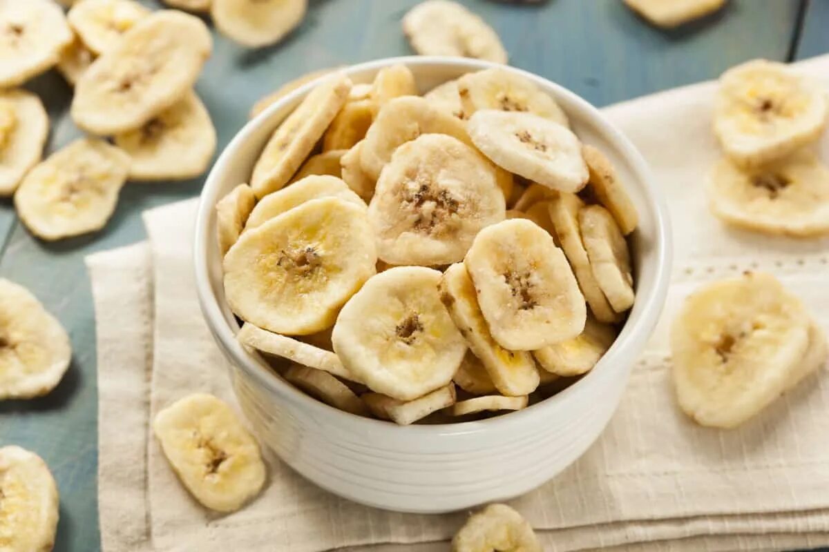 Knabbern Sie gesund statt Chips. Bananen enthalten keine Konservierungsstoffe, sind gesund und nahrhaft gesund und nahrhaft.