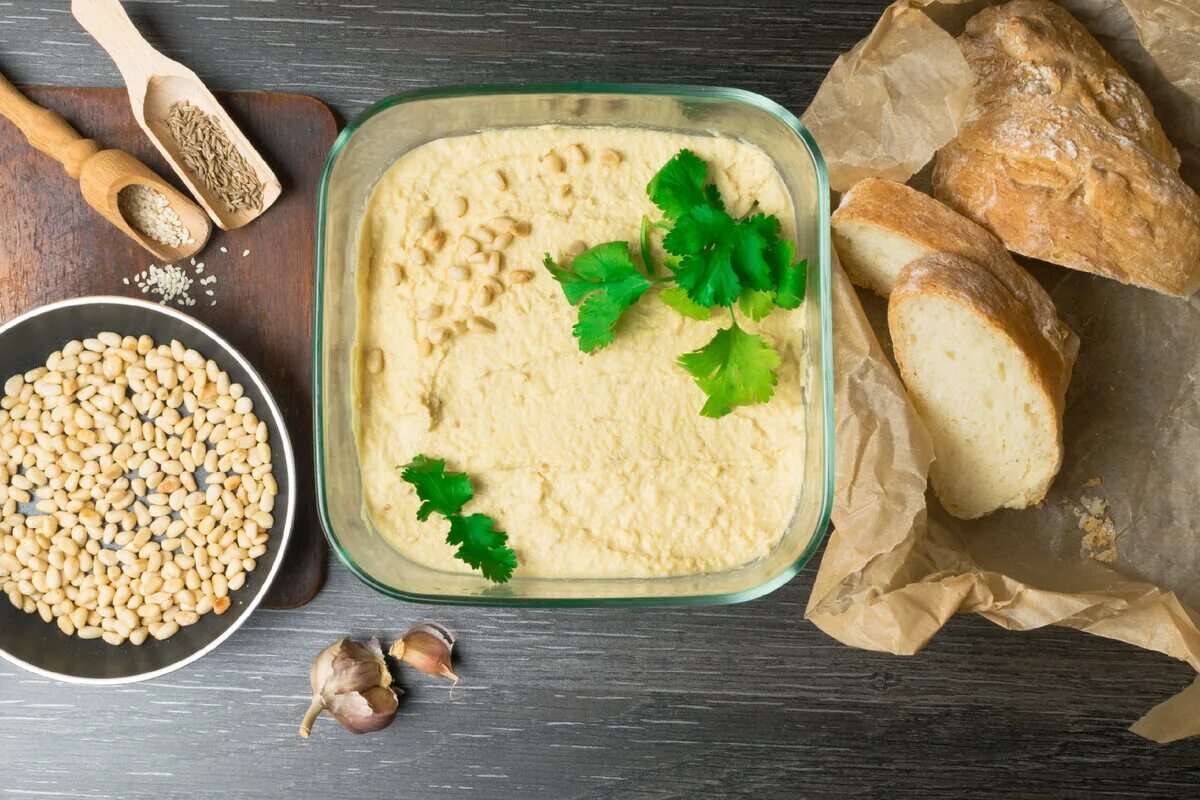 Ohne Mehl und Fett: Wie man glutenfreies Brot aus Kichererbsen in der Mikrowelle zubereitet