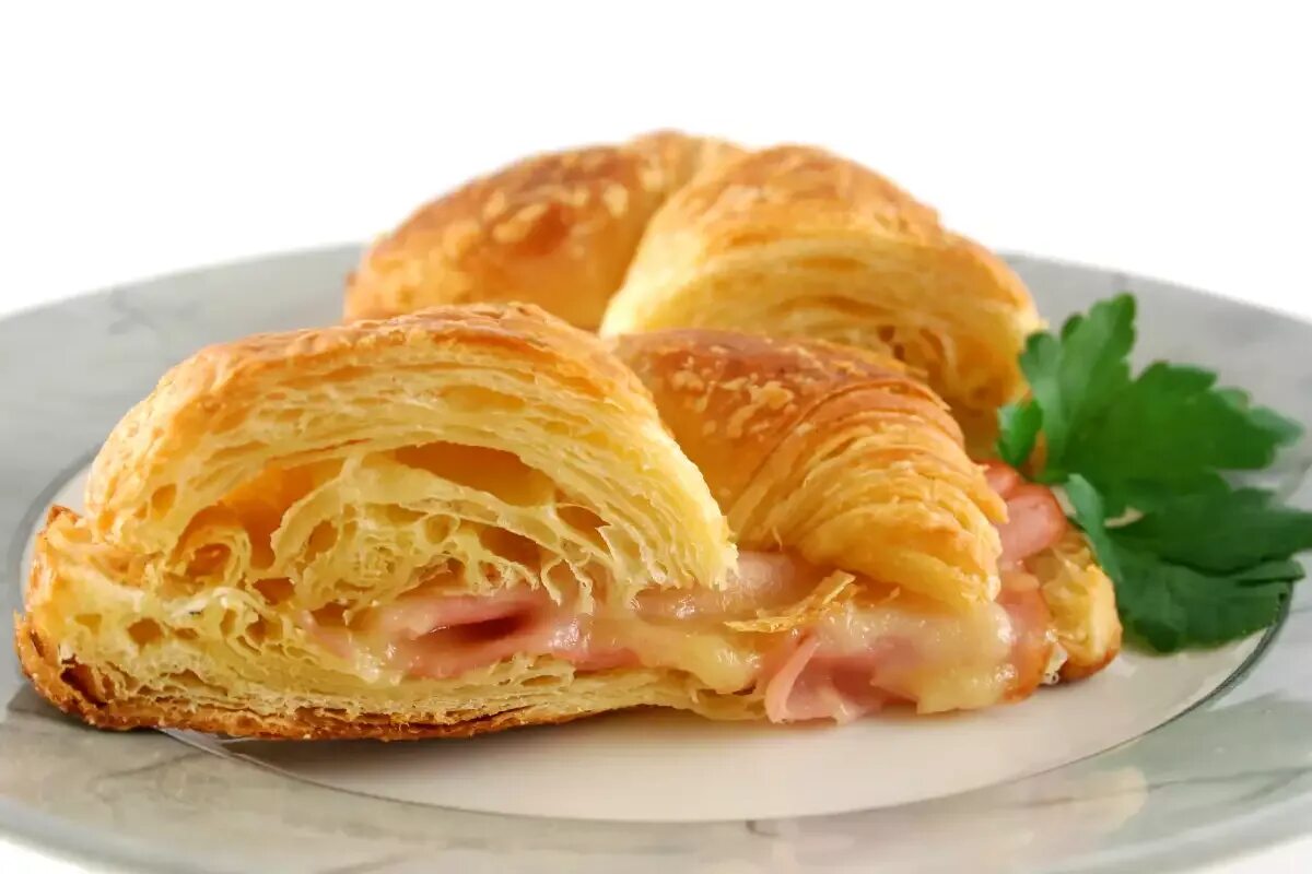 Schritt-für-Schritt-Anleitung für die Zubereitung von Brötchen mit Schinken-Käse-Füllung