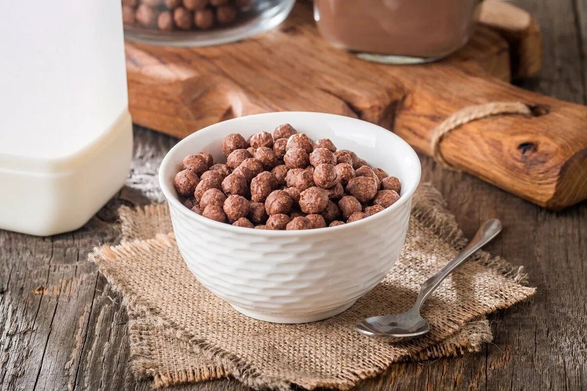 Bereiten Sie sie einmal zu und Sie werden die Flocken aus dem Laden vergessen. Diese Schokoladenkugeln sind reich an Eisen und liefern Energie für den ganzen Tag.