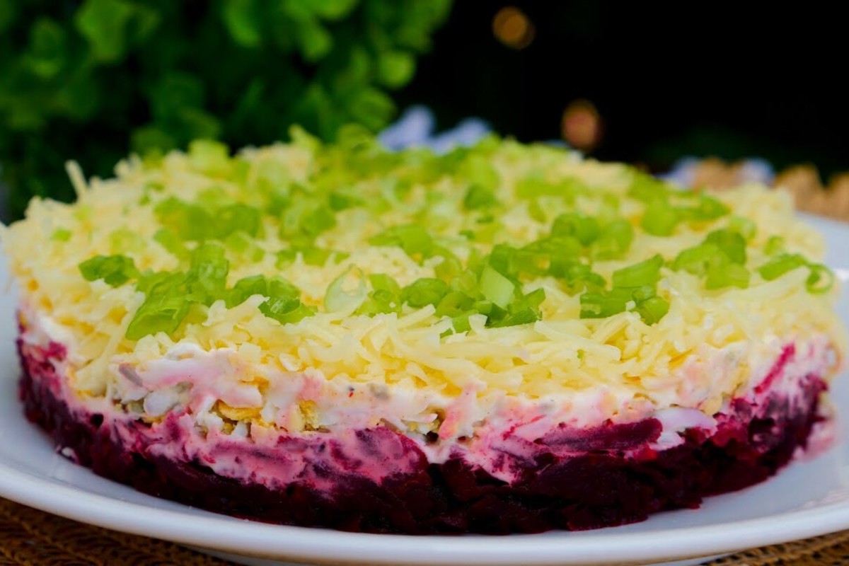 Er wird aus einfachen Zutaten zubereitet, aber er ist der erste, der vom Tisch „verschwindet“: der Salat „Roter Diamant“.