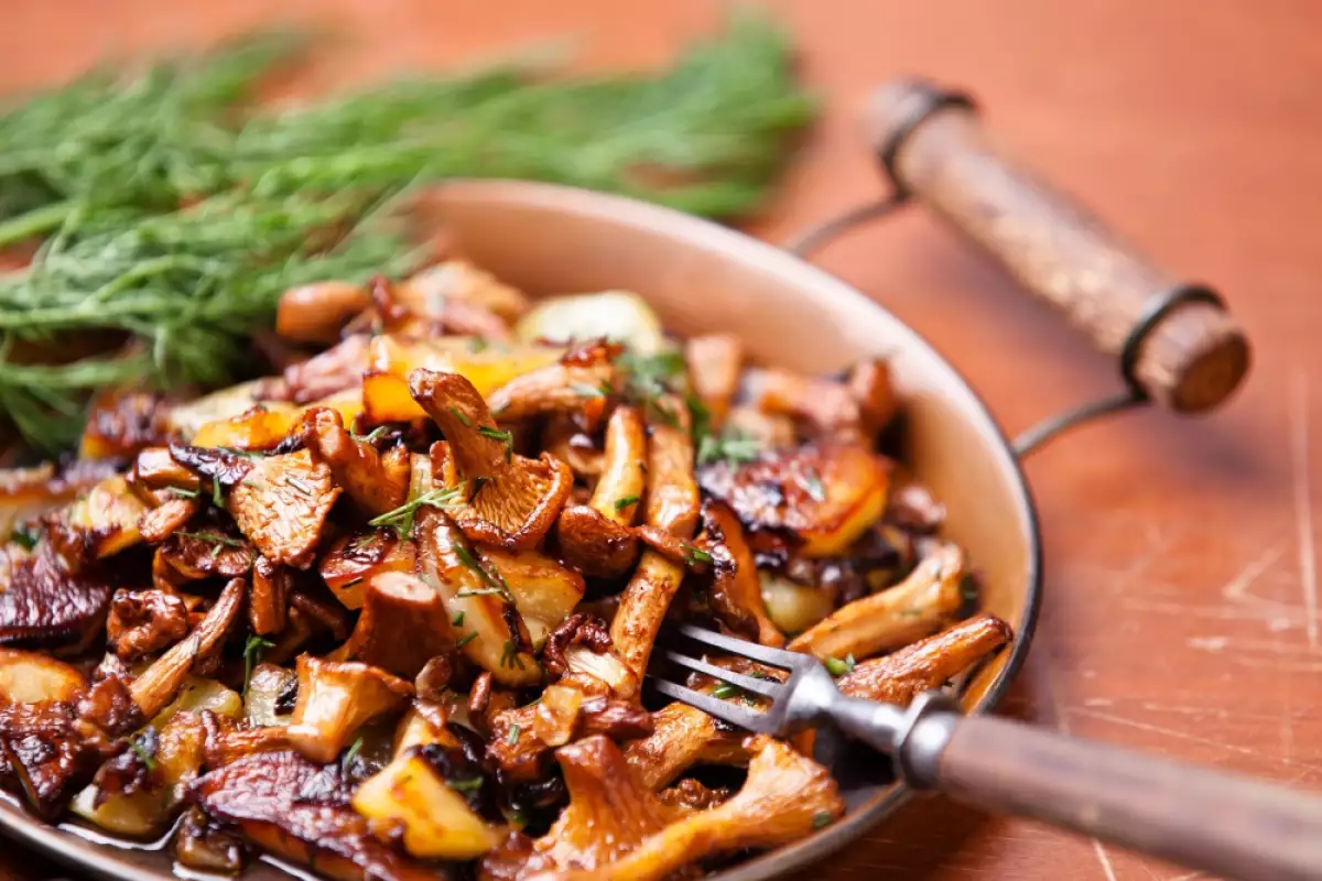 Werfen Sie die Pilze sofort in das Öl? Das ist ein Fehler. Die besten deutschen Köche machen zuerst eine Sache.
