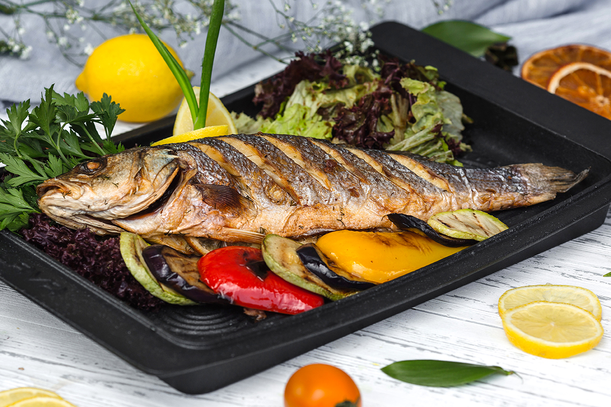 Wie man Fisch im Ofen zubereitet, damit er wirklich saftig wird: nützliche Tipps, die wirklich funktionieren