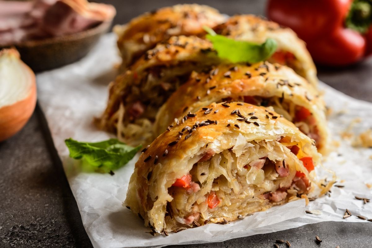 Anstelle von Äpfeln fülle ich ihn mit einer herzhaften Füllung. Das Ergebnis ist ein köstlicher Strudel