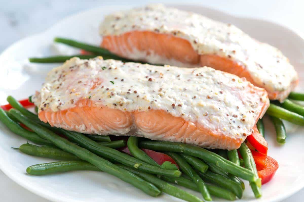 Lachs in Herbstfarben. Rezept für saftigen Lachs mit Bohnen und rotem Pfeffer