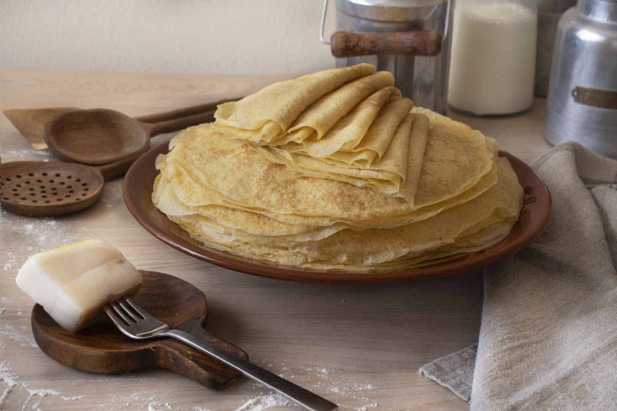 Auf die Gabel stecken und in die Pfanne geben. Selbst der erste Pfannkuchen wird perfekt gelingen