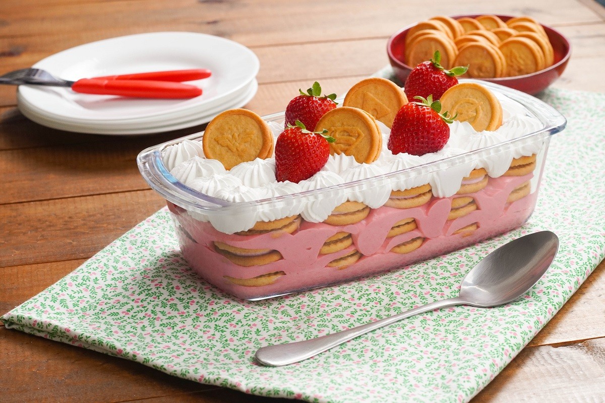 Ohne Backofen: Wie man schnell und einfach ein Dessert aus Erdbeercreme und Keksen zubereitet