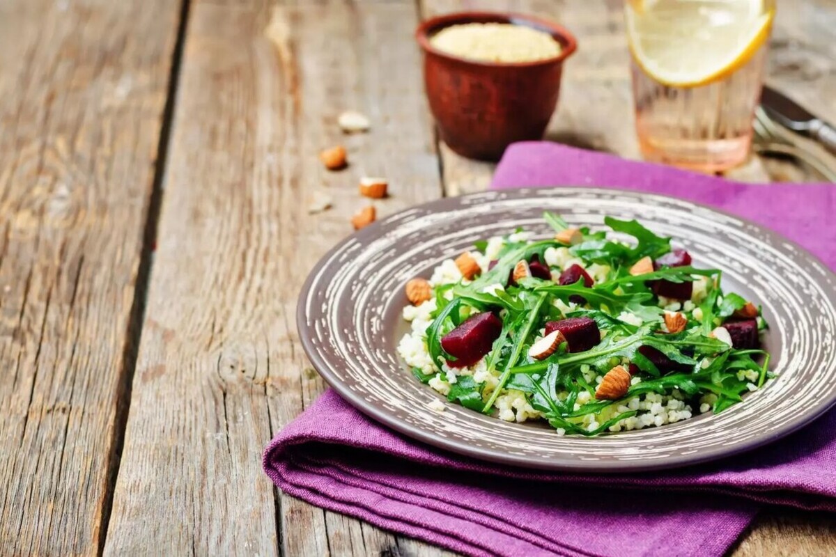 Ich esse es zum Frühstück anstelle von Müsli oder mache einen Salat daraus. Es regt den Darm an, normalisiert den Blutzuckerspiegel und lässt das Haar glänzen.