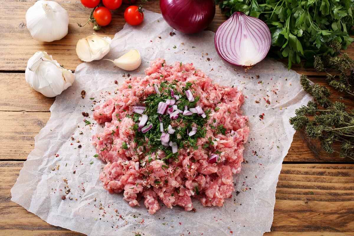 Frikadellen, Burger und Sutsukakia: das richtige Hackfleisch und Besonderheiten jedes Rezepts