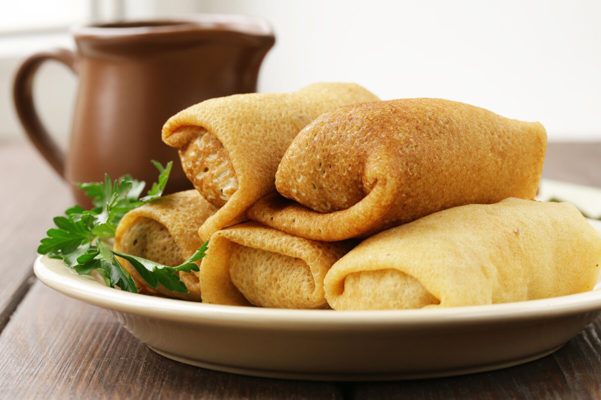 Alle füllen sie in Teigtaschen, aber du wickelst sie in Pfannkuchen. Diese geniale Füllung ist im Handumdrehen zubereitet.