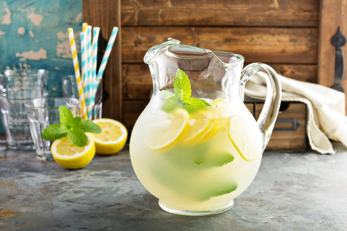 Wie man aus einer Zitrone 1 Liter Limonade macht, erfrischend und in weniger als 10 Minuten