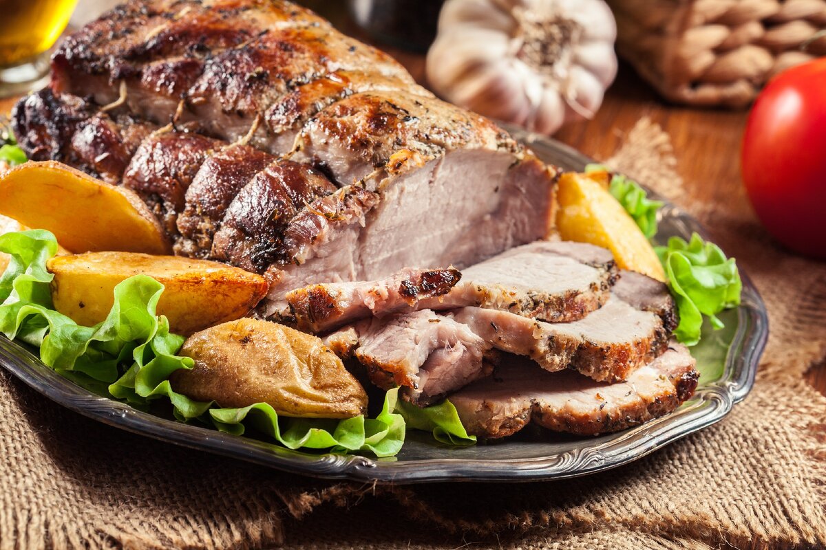 Am Abend gieße ich die Schweinehälse mit einer einfachen Marinade über. Nach dem Backen schmilzt sie förmlich auf der Zunge.