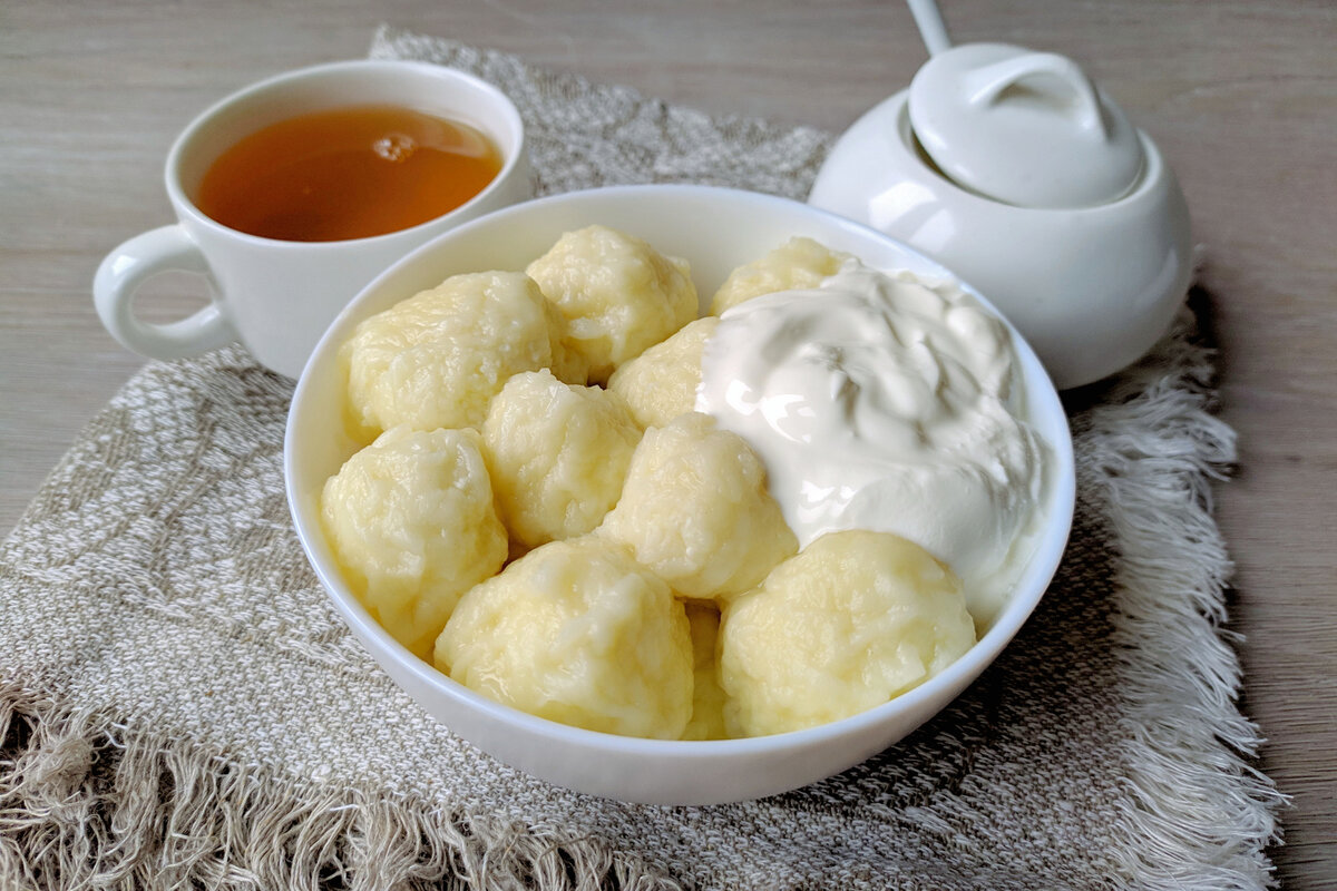 Ich füge es anstelle von Quark hinzu. Die Klöße werden weich und zart, fallen aber nicht auseinander.