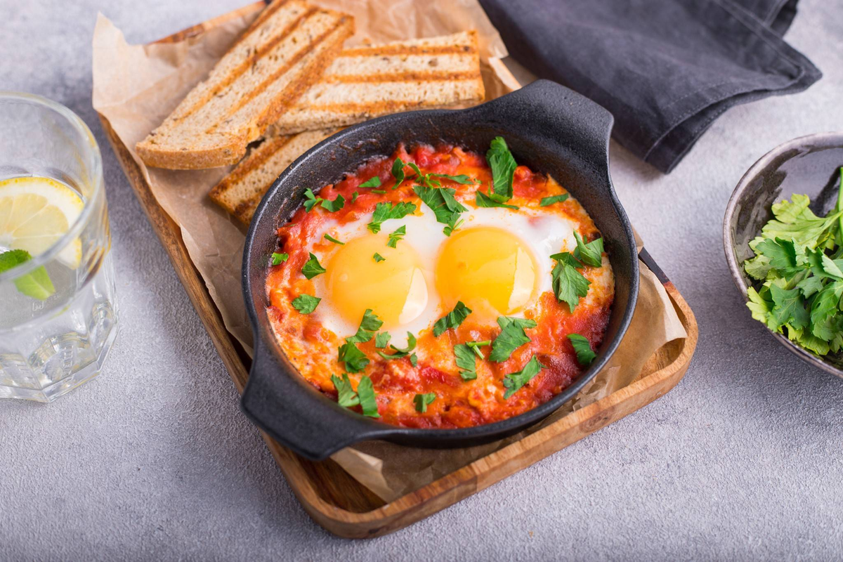 Shakshuka: Eier mit aromatischer Tomatensauce. Ein Rezept, das Sie zum Frühstück und Abendessen begeistern wird
