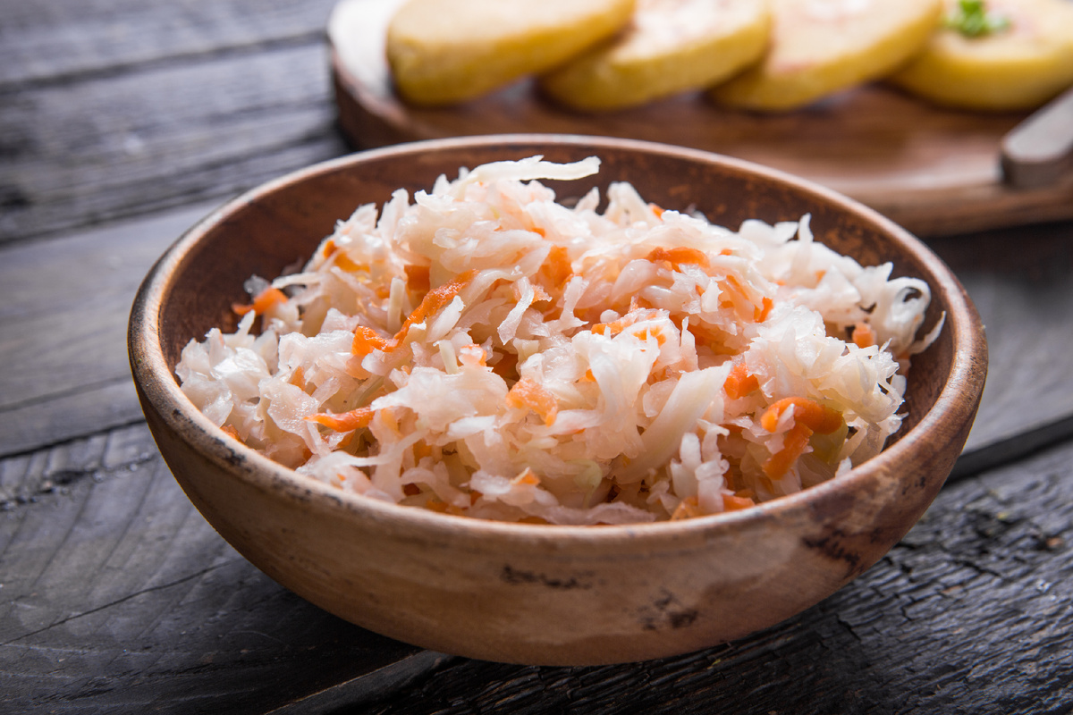 Experten haben Sauerkraut untersucht. In vielen Produkten wurden gefährliche Pestizide gefunden, am besten schnitten drei preiswerte Produkte aus Discountern ab.