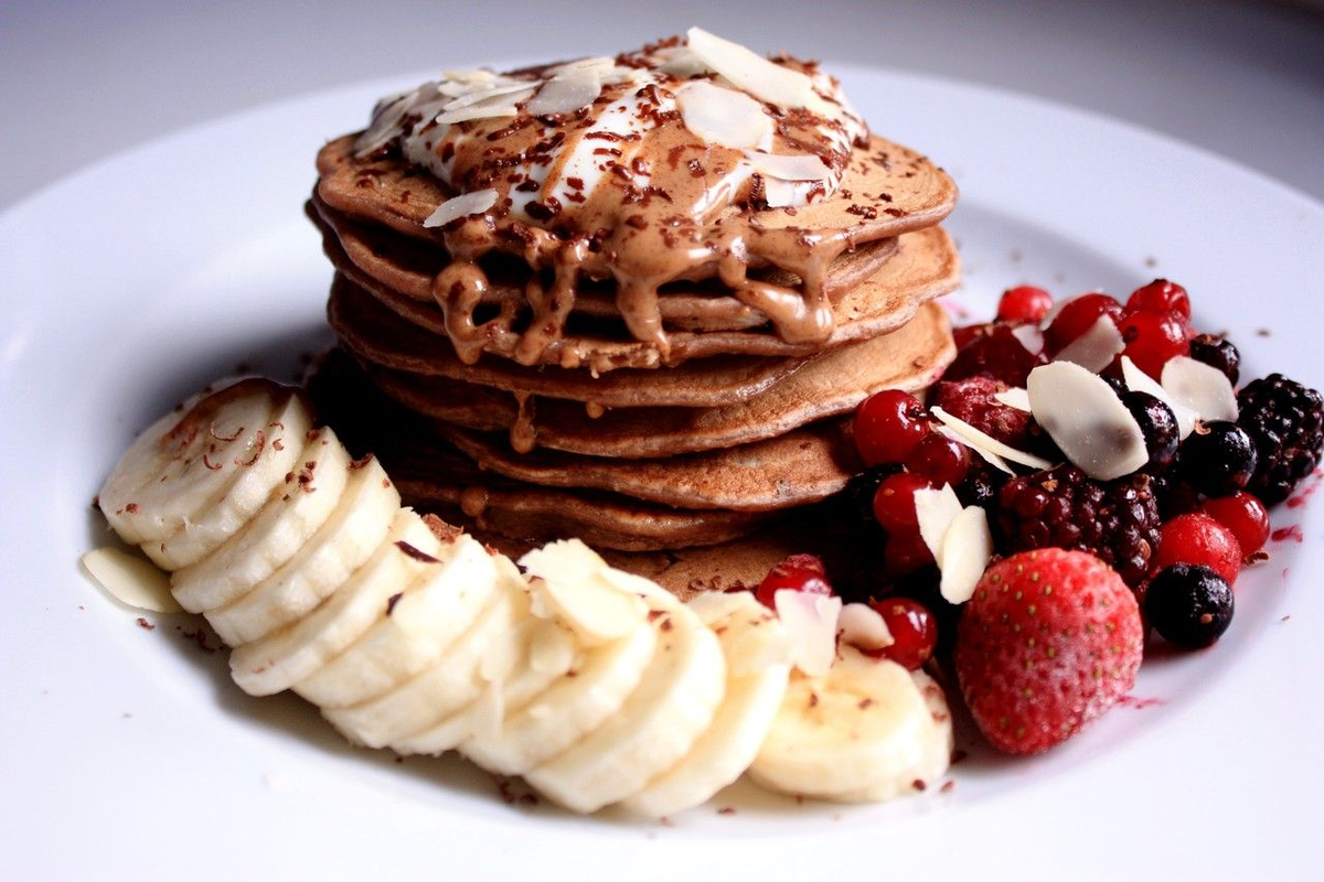 Anstelle von Sandwiches bereite ich leichte Pfannkuchen ohne Zucker zu. Mit dieser ungewöhnlichen Zutat werden sie weich und zart.
