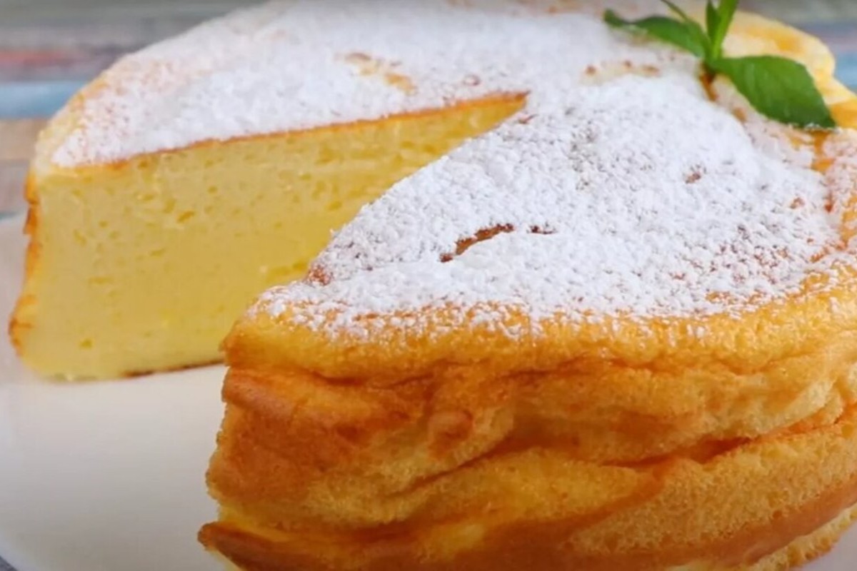 Reiben und zur Masse hinzufügen. Das ist der beste Joghurtkuchen, den man ohne Mixer backen kann.