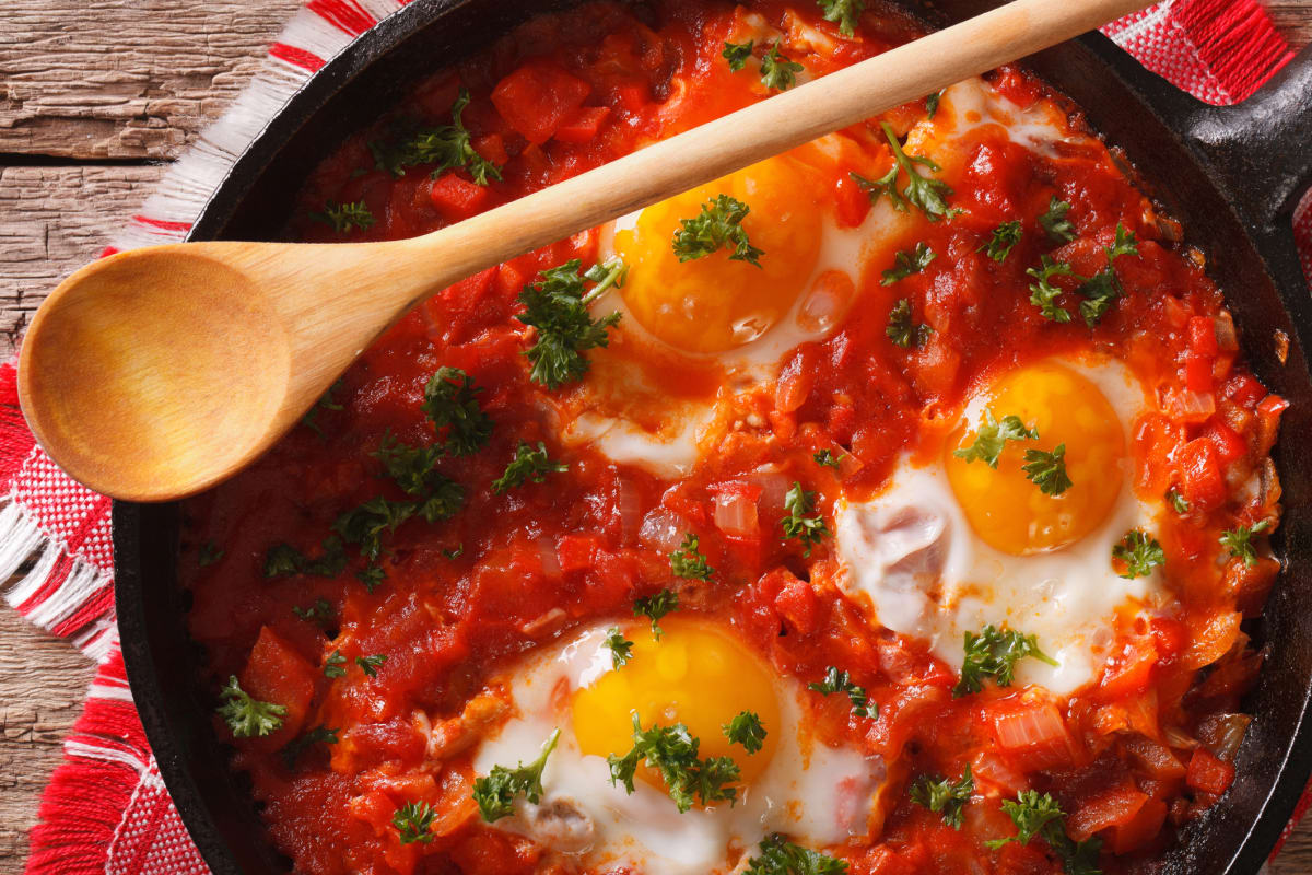 Shakshuka: Eier mit aromatischer Tomatensauce. Ein Rezept, das Sie zum Frühstück und Abendessen begeistern wird