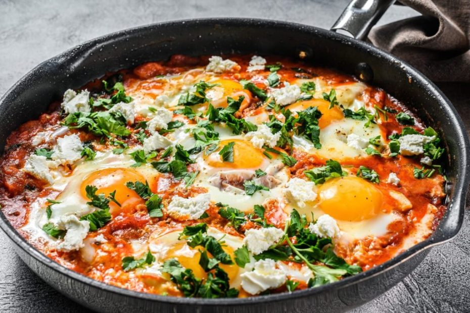 Shakshuka: Eier mit aromatischer Tomatensauce. Ein Rezept, das Sie zum Frühstück und Abendessen begeistern wird