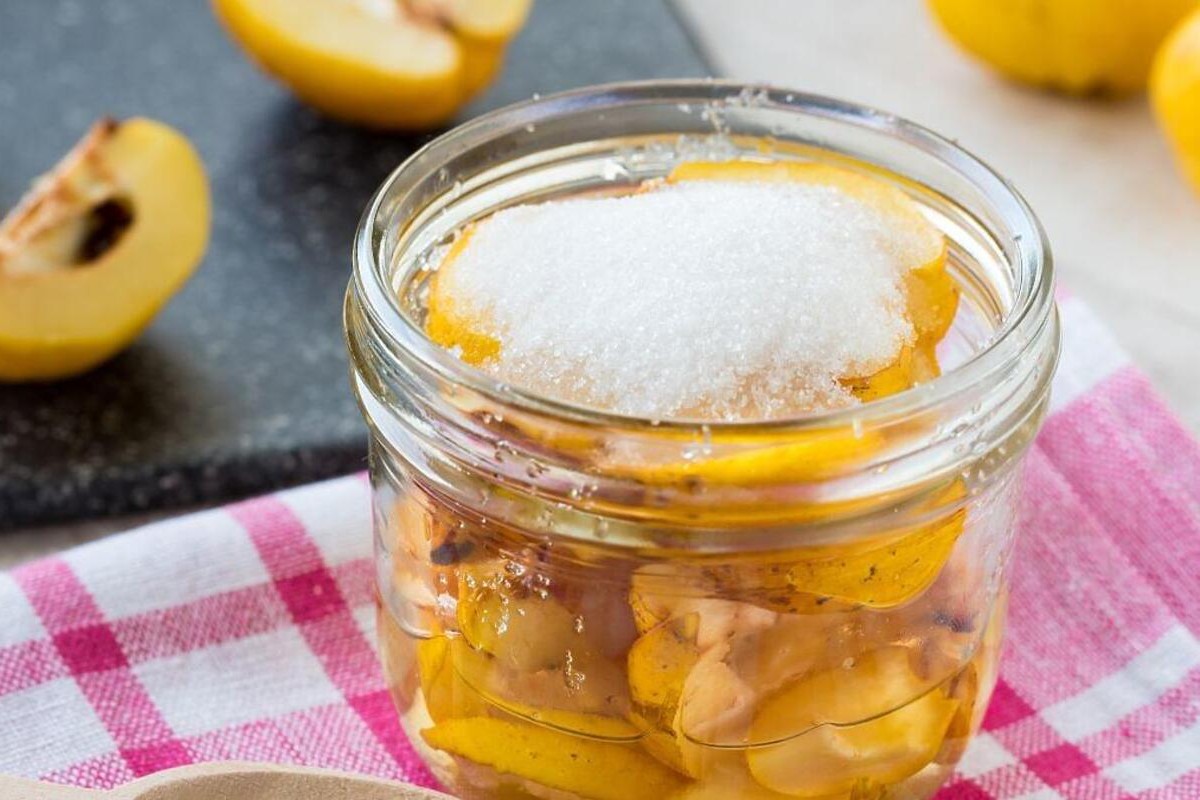 Wenn ich merke, dass sich etwas zusammenbraut, nehme ich Sirup aus dieser Frucht. Er enthält mehr Vitamin C als Zitrone und wirkt sofort.