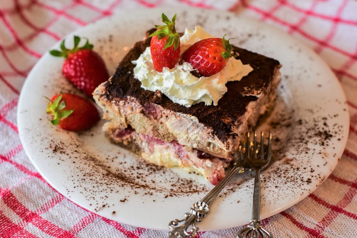 Wie man Tiramisu mit roten Beeren zubereitet: das frischeste und verführerischste Rezept des Sommers ohne Backofen