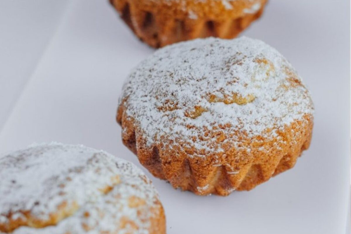 Auf besonderen Wunsch meines Bruders backe ich Muffins mit Vanillecreme auf Mürbeteig. Das ist unsere Lieblingssüßigkeit aus Kindertagen.